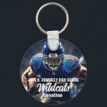 Gepersonaliseerde Football Player Foto High School Sleutelhanger<br><div class="desc">Deze coole aangepaste middelbare school football player foto sleutelhanger is voorzien van witte typografie van uw team en speler naam. Personaliseer met het mascotte type en een 2e atleet foto op de rug.</div>