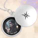 Gepersonaliseerde foto en tekst Gothic Emo Black Locket Ketting<br><div class="desc">Een stijlvol ketting om te personaliseren met je eigen foto en tekst. De door u gekozen foto wordt in een ronde zwarte rand weergegeven, met daaronder jouw tekst in een koel lettertype. Deze eigentijdse sieraden zijn een geweldige match voor een gothic, emo of rock stijl, en een ideaal uniek cadeau....</div>