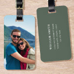 Gepersonaliseerde Foto Groen Eenvoudig Modern Bagagelabel<br><div class="desc">Creëer uw eigen foto bagagelabel! Een stijlvolle sjabloon gepersonaliseerd met een favoriete foto,  naam en contactgegevens. Aangepaste bagagelabels zijn een geweldig cadeau voor vrienden en familie,  en een handig accessoire op vakantie en zakenreizen! Gedrukte kleuren: grijs,  groen en wit.</div>