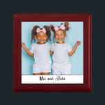 Gepersonaliseerde Foto Hout Foto Sieraden Keepsake Cadeaudoosje<br><div class="desc">Een schattige gepersonaliseerde aandenken. Voeg een foto toe van een iedereen,  familie,  huisdier of iedereen van wie je houdt om deze souvenir of geschenkdoos bij te houden. Keramische tegel deksel. Je kunt het ook krijgen als een ingelijste tegel.</div>