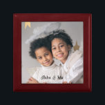 Gepersonaliseerde Foto Hout Foto Sieraden Keepsake Cadeaudoosje<br><div class="desc">Een schattige gepersonaliseerde aandenken. Voeg een foto toe van een iedereen,  familie,  huisdier of iedereen van wie je houdt om deze souvenir of geschenkdoos bij te houden. Keramische tegel deksel. Je kunt het ook krijgen als een ingelijste tegel.</div>