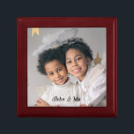 Gepersonaliseerde Foto Hout Foto Sieraden Keepsake Cadeaudoosje<br><div class="desc">Een schattige gepersonaliseerde aandenken. Voeg een foto toe van een iedereen,  familie,  huisdier of iedereen van wie je houdt om deze souvenir of geschenkdoos bij te houden. Keramische tegel deksel. Je kunt het ook krijgen als een ingelijste tegel.</div>