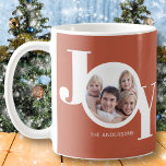 Gepersonaliseerde foto Joy Rust Koffiemok<br><div class="desc">Deze moderne kerstfeestelijke foto-Mok is verfraaid met het woord JOY in wit op een roestachtergrond. Gemakkelijk aanpasbaar met uw foto en naam.</div>