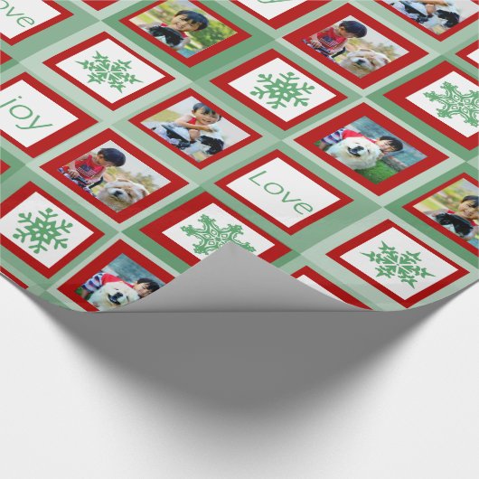 Gepersonaliseerde foto Kerstmis Rode en Groene Ple Cadeaupapier (Hoek)