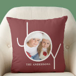 Gepersonaliseerde foto Kerstvakantie rood Kussen<br><div class="desc">Dit stijlvolle kerstvakantie fotokussen is versierd met het woord JOY in eenvoudige witte typografie op een dieprode achtergrond. Gemakkelijk aan te passen met uw foto en naam.</div>
