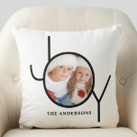 Gepersonaliseerde Foto Kerstvakantie Wit Kussen<br><div class="desc">Dit stijlvolle kerstfotokussen is versierd met het woord JOY in moderne zwarte typografie op een witte achtergrond. Maakt een geweldig aandenken cadeau. Gemakkelijk aan te passen met uw foto en naam.</div>