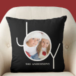 Gepersonaliseerde foto Kerstvakantie zwart Kussen<br><div class="desc">Dit stijlvolle kerstvakantie fotokussen is versierd met het woord JOY in eenvoudige witte typografie op een zwarte achtergrond. Gemakkelijk aan te passen met uw foto en naam.</div>
