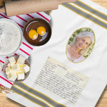 Gepersonaliseerde foto mermorial recept aandenken theedoek<br><div class="desc">Deze keukenhanddoek heeft een elegante ovale ruimte om een foto en een afbeelding met strepen aan elk uiteinde toe te voegen. Perfecte manier om een gekoesterd recept te onthouden en een geliefde te eren.</div>