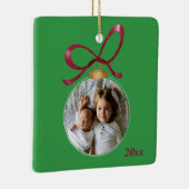 Gepersonaliseerde foto met jaar Custom Keepsake Keramisch Ornament (Rechts)