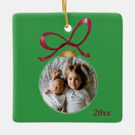 Gepersonaliseerde foto met jaar Custom Keepsake Keramisch Ornament (Voorkant)