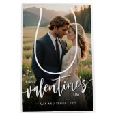 Gepersonaliseerde foto Moderne eerste Valentijnsda Medium Cadeauzakje (Voorkant)