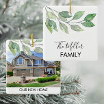 Gepersonaliseerde foto Nieuw huis Keramisch Ornament<br><div class="desc">Dit gepersonaliseerde nieuwe home ornament is versierd met waterverf groen en stijlvolle script typografie. Gemakkelijk aan te passen. met uw foto en naam. Maakt een geweldig housewarming cadeau. Originele Waterverf © Michele Davies.</div>