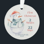 Gepersonaliseerde foto Snowman Baby's eerste kerst Ornament<br><div class="desc">Wonderful Baby's eerste kerst mijlpaal herinnering aandenken om de feestdagen te vieren! Feestelijke wintersneeuwpop gedaan in waterverf grafische kunst. Gepersonaliseerd met maanden en dagen van baby's eerste kerstviering. Monogram met de naam van de baby en het geboortejaar. Voeg een favoriete foto van uw baby toe aan creëer, een aangepast ontwerp....</div>