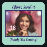 Gepersonaliseerde foto Sweet 16th Birthday Bedankt Vierkante Sticker<br><div class="desc">Deze feestelijke stickers zijn de perfecte feestgunsten of dankbetuigingen voor het vieren van de mijlpaal van de lieve 16. Personaliseer met de foto en naam van het verjaardagsmeisje. U kunt ook de kleuren van de tekst en de achtergrond wijzigen.</div>