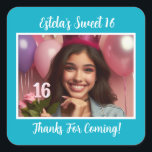 Gepersonaliseerde foto Sweet 16th Birthday Bedankt Vierkante Sticker<br><div class="desc">Deze feestelijke stickers zijn de perfecte feestgunsten of dankbetuigingen voor het vieren van de mijlpaal van de lieve 16. Personaliseer met de foto en naam van het verjaardagsmeisje. U kunt ook de kleuren van de tekst en de achtergrond wijzigen.</div>
