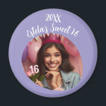Gepersonaliseerde foto Sweet 16th Birthday Keepsak Magneet<br><div class="desc">Deze feestelijke magneet maakt de perfecte schat om te onthouden dat je de mijlpaal van de zoete 16 viert. Personaliseer met de foto,  naam en het jaar van het verjaardagsmeisje. U kunt ook de kleuren van de tekst en de achtergrond wijzigen.</div>