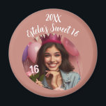 Gepersonaliseerde foto Sweet 16th Birthday Keepsak Magneet<br><div class="desc">Deze feestelijke magneet maakt de perfecte schat om te onthouden dat je de mijlpaal van de zoete 16 viert. Personaliseer met de foto,  naam en het jaar van het verjaardagsmeisje. U kunt ook de kleuren van de tekst en de achtergrond wijzigen.</div>