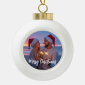 Gepersonaliseerde Foto & Tekst Kerstmis 2025 Aange Keramische Bal Ornament (Voorkant)