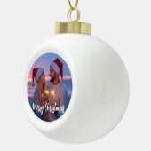 Gepersonaliseerde Foto & Tekst Kerstmis 2025 Aange Keramische Bal Ornament (Rechts)