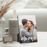 Gepersonaliseerde foto van koppel met tekst fotoplaat<br><div class="desc">Creëer een zoete keepname van je bruiloft,  verloving,  jubileum,  huwelijksreis of speciaal moment met deze aangepaste fotoplak die perfect is voor koppels Voeg een favoriete foto toe,  met "altijd" overlay in het casual penseelscript,  handschrift en je initialen eronder.</div>