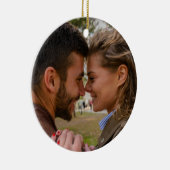 Gepersonaliseerde foto verloving Kerst Keramisch Ornament (Rechts)