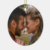 Gepersonaliseerde foto verloving Kerst Keramisch Ornament (Links)