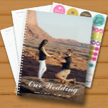 Gepersonaliseerde foto wekelijkse maandelijkse bru planner<br><div class="desc">De planner van de bruiloft met uw favoriete foto op de voorzijde - gepersonaliseerd met uw details in het kerkschrift. De plank bevat maandelijkse en wekelijkse lay-outs,  12 maanden,  60 pagina's met gelamineerde zachte bekleding voor en achter.</div>