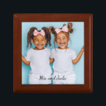 Gepersonaliseerde Foto Wood Twins Fotodoos Cadeaudoosje<br><div class="desc">Een schattige gepersonaliseerde souvenirbox met een foto van een tweeling. Voeg een foto toe van een iedereen,  familie,  huisdier of iedereen van wie je houdt om deze souvenir of geschenkdoos bij te houden. Keramische tegel deksel. Je kunt het ook krijgen als een ingelijste tegel.</div>