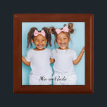 Gepersonaliseerde Foto Wood Twins Fotodoos Cadeaudoosje<br><div class="desc">Een schattige gepersonaliseerde souvenirbox met een foto van een tweeling. Voeg een foto toe van een iedereen,  familie,  huisdier of iedereen van wie je houdt om deze souvenir of geschenkdoos bij te houden. Keramische tegel deksel. Je kunt het ook krijgen als een ingelijste tegel.</div>