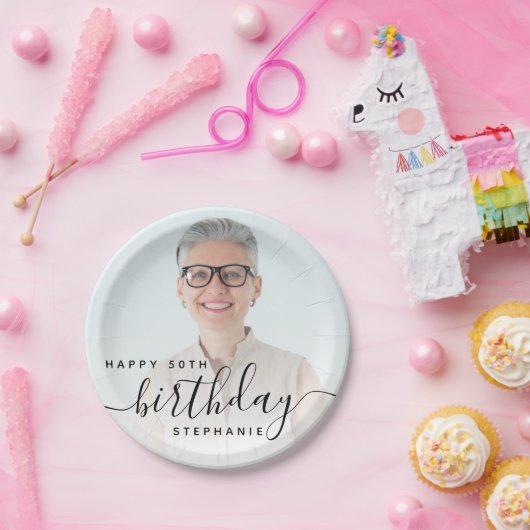 Gepersonaliseerde Foto Zwart Script 50e verjaardag Papieren Bordje (Feest)