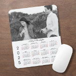 Gepersonaliseerde fotonamen 2025 Agenda Muismat<br><div class="desc">Houd de persoon van wie je houdt in de buurt met een gepersonaliseerde 2025-agenda muismat. Vervang de voorbeeldfoto en namen door uw eigen foto in de zijbalk. De aangepaste tekst heeft een elegant zwart scriptlettertype. Hieronder is een gemakkelijk te lezen kalender van 2025 met zwarte weekdagen en rode weekenddata op...</div>