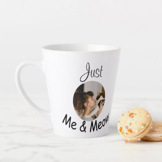Gepersonaliseerde fotosjabloon "Just Me and Meow" Latte Mok