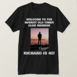 Gepersonaliseerde Funny 40th Milestone Birthday T- T-shirt<br><div class="desc">Creëer uw eigen persoonlijke foto en noem 40e (of om het even welk) mijlpaal shirt van de verjaardag! Met de tekst "Welkom bij het nieuwste lid van de Timer Club" en een plek waar u zich kunt aanpassen aan de naam en de leeftijd van uw keuze. Dit shirt is geweldig...</div>