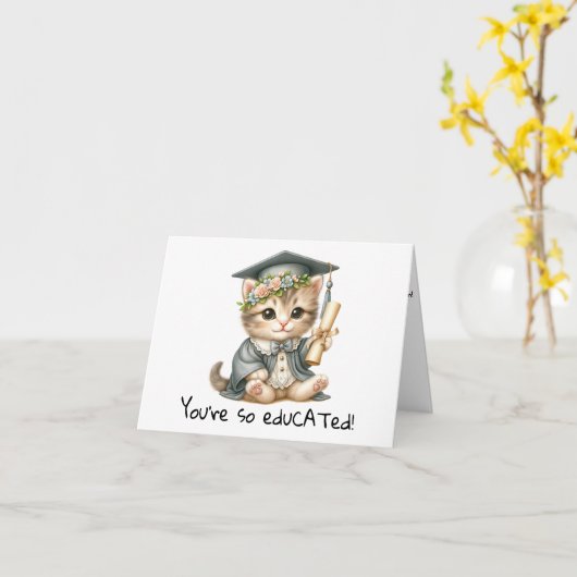Gepersonaliseerde Funny Cat Afstuderen Kaart (Gele Bloem)