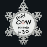 Gepersonaliseerde Funny Holy Koe 30e Humoristische Tin Sneeuwvlok Ornament<br><div class="desc">Gepersonaliseerde Humoristische Heilige Koe Iemand is 30 Verjaardag Sneeuwvlok Kerstornament in zwart-wit. ~</div>