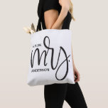 Gepersonaliseerde "Future Mrs." Wedding - Script Tote Bag<br><div class="desc">Modern en elegant,  wat een leuk tas om te gebruiken op een vrijgezellenfeest,  de dagen voorafgaand aan de trouwdag en tot de bruiloft zelf. "Future Mrs." is gemaakt in een trendy lettertypemix-stijl,  zodat u de achternaam kunt aanpassen en personaliseren.</div>