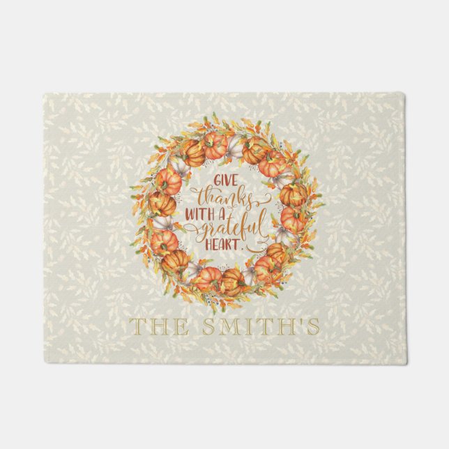 Gepersonaliseerde Geef Bedankt Pompoenkrans Deurmat (Voorkant)