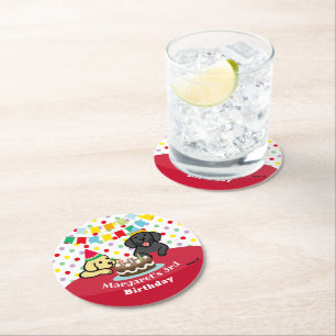 Gepersonaliseerde geel en zwart labradors verjaard ronde kartonnen onderzetter