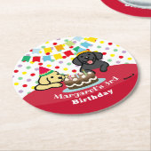 Gepersonaliseerde geel en zwart labradors verjaard ronde kartonnen onderzetter (Gebogen)