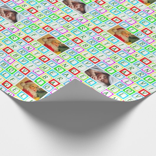 Gepersonaliseerde gekleurde vierkanten en 2 foto's cadeaupapier (Hoek)