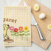 Gepersonaliseerde gele labrador en vele bloemen theedoek (Quarter Fold)
