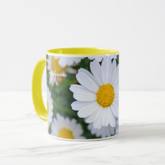 Gepersonaliseerde gele ringleuning mok met madelie (Voorkant links)