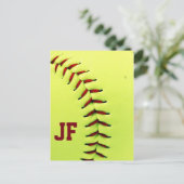 Gepersonaliseerde gele softball briefkaart (Staand voorkant)