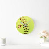 Gepersonaliseerde gele softball ronde klok (Huis)