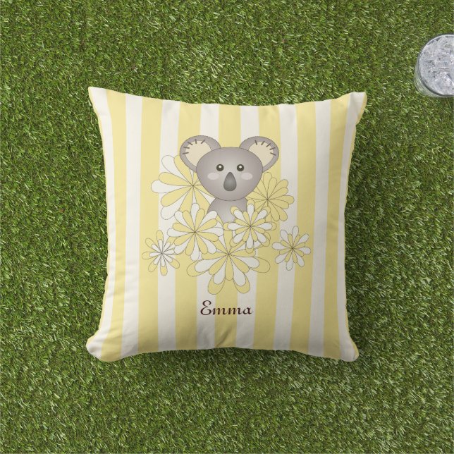 Gepersonaliseerde Gele Streep Baby Koala Beer Kind Buitenkussen (Gras)