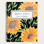 Gepersonaliseerde Gele Zonnebloemen Zwart Planner<br><div class="desc">Geniet van het plannen van je jaar met deze heldere zonnegele zonnebloemplanoloog. De waterverf zonnebloemen en groene bladeren bevinden zich op een zwarte achtergrond. Eenvoudig aan te passen met jouw naam en het jaar. Omdat we ons eigen kunstwerk creëer, zal je dit exacte afbeelding niet vinden van andere ontwerpers. Oorspronkelijke...</div>