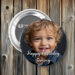 Gepersonaliseerde Gelukkige Verjaardag Naam en Fot Ronde Button 5,7 Cm<br><div class="desc">Personaliseer de verjaardagsknop van deze jongen door het afbeelding en de naam van uw kind toe te voegen aan deze knop voor Happy Birthday in het aangepaste gebied.</div>