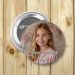 Gepersonaliseerde Gelukkige Verjaardag Naam en Fot Ronde Button 5,7 Cm<br><div class="desc">Personaliseer deze verjaardagsknop door het afbeelding en de naam van uw kind toe te voegen aan deze knop Happy Birthday in het aangepaste gebied.</div>