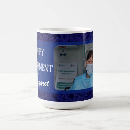 Gepersonaliseerde gelukkige verpleegkundige pensio koffiemok (Center)
