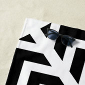 Gepersonaliseerde Geometrische zwarte & witte hand Strandlaken (In situ)